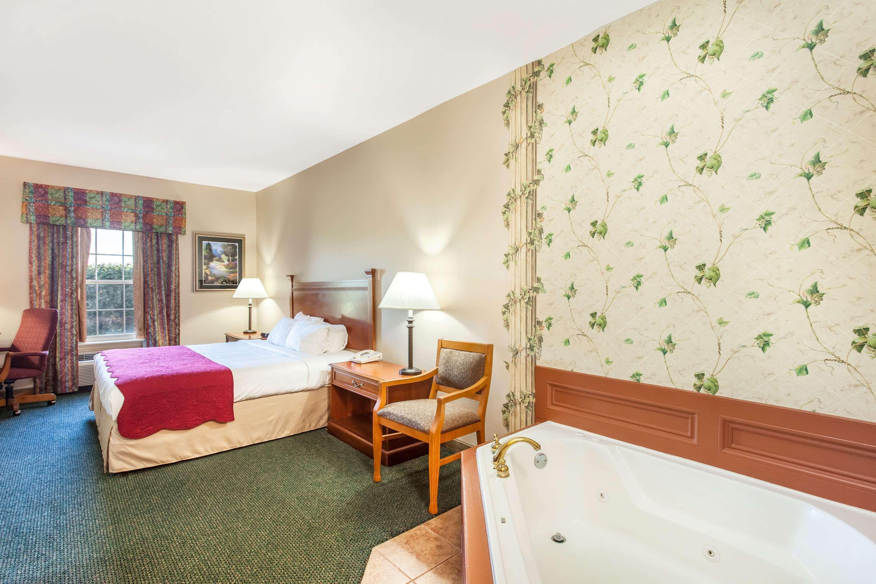 Ramada By Wyndham Sparta/At Speedway Exterior photo
